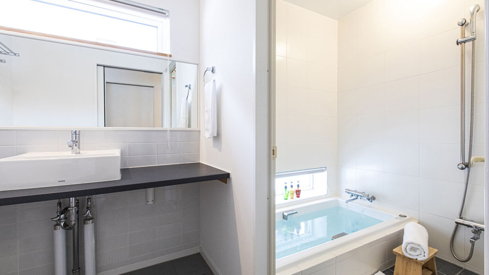 Ajisai Chalet - Shower and bathtub design